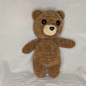 Virkad björn🐻 - Höjd: 24cm Bred: 10cm Det är en egenvirkad björn som är gjord på fluffigt garn som är 100% polyester 
