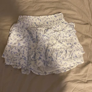 Blommig kjol  - Säljer min kjol de har inbyggda shorts i 