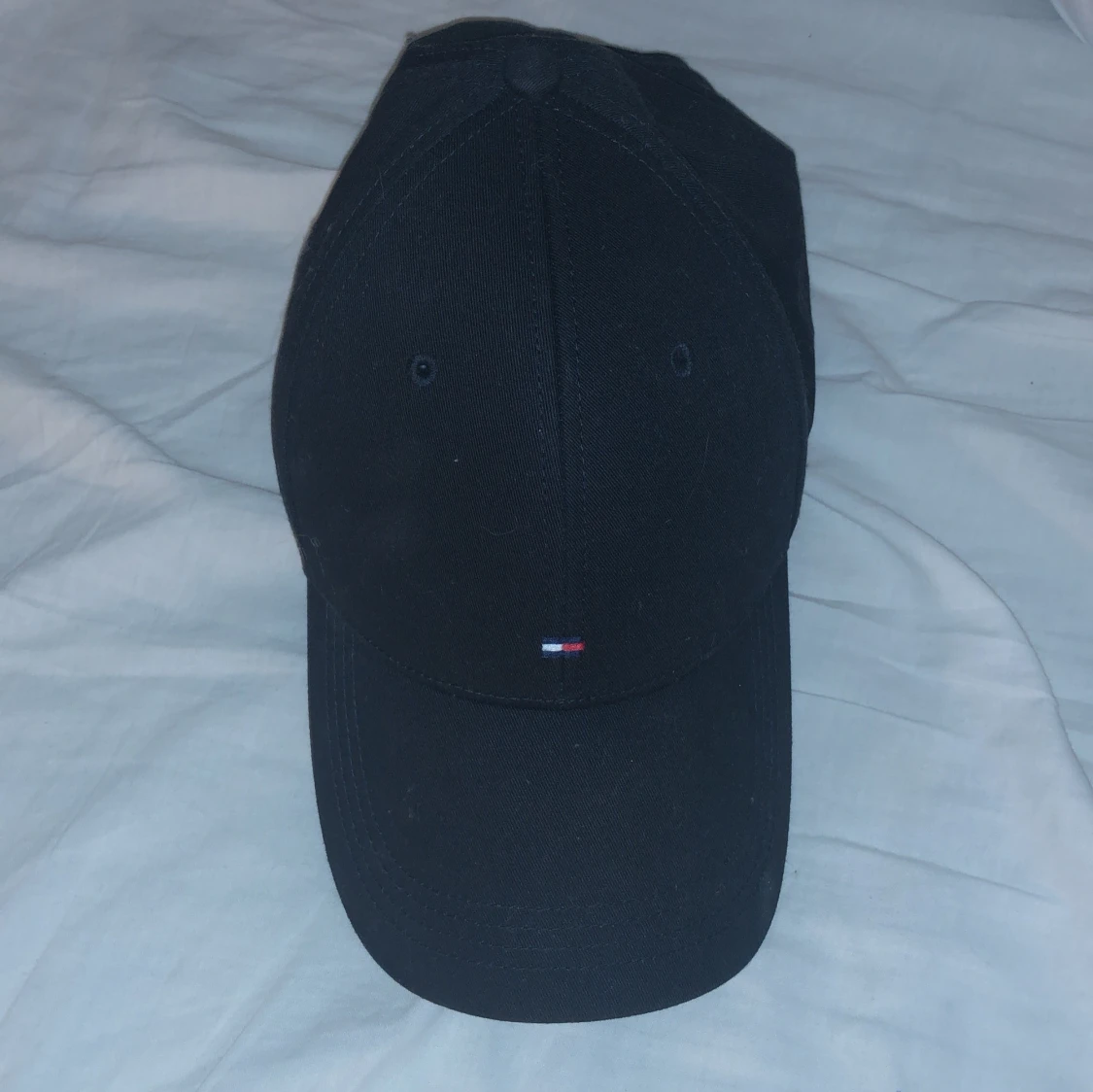 Svart keps med broderad logga