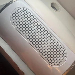 Dammutsug - Köpte för ungefär 6 månader sen från ng för 1000.Den funkar exakt lika bra som när jag fick den. Färgen på framsidan har fräts bort efter acetonen som hamnat där på samma med färgen på sidorna Man får med påse som all damm samlas i men den har alltid läckt lite så ny när jag gör naglar ofta blir den lite jobbig. Rekommenderar att man damsuger påsen ofta. Perfekt om man ska börja med naglar eller gör på sig själv