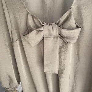 Rosett blus - Blus med rosett! Så fin, använd en gång, storlek m, sitter fint på s oxå.