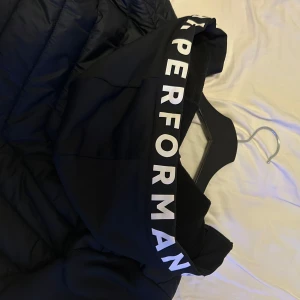 Peak jacka/kofta - Knappt använd men jätte skön, pris kan diskuteras. Den är storlek M men passar även en person med S