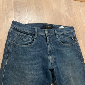 Replay anbass jeans - Sjukt snygga replay anbass i storlek 34/32 dem sitter perfekt på mig som är 180 70kg. Skriv om ni har några frågor ✌️