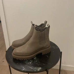 Kängor  - Helt nya knappt använt. Säljer för att dem var för stora. Jätte bra skick.