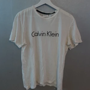 Calvin klein t shirt - Säljer nu denna Calvin klein t shirt då den sällan har använts, den är Strl S men sitter bra som M också, använd några fåtal ggr men inget som märks, köpt i butik för 599