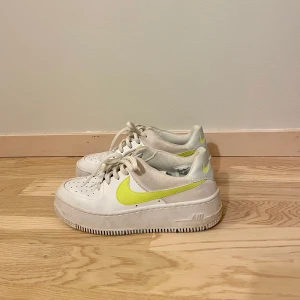 Nike Air Force 1 - Nike Air Force i färgerna gul, vit och beige.  I ett använt skick.