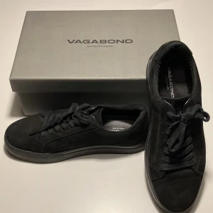 Hel svarta vagabond PAUL 2.0 - De är i princip i nyttskick då de bara har använts en gång. De är i storlek 41 men känns mer som ett par 42or. 