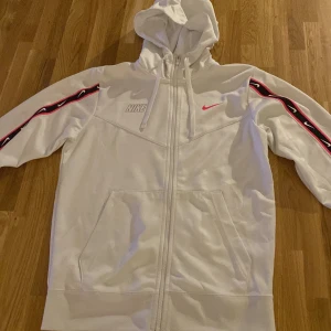 Nike luvtröja sportswear nsw reapet  - Använd Max 2 gånger pågrund av storlek!  Inga fläckar eller något sånt.Riktigt bra skick 10/10 (köpt för 900kr)
