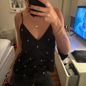 Linne från Zara - Jättefint linne från Zara med pärlor i storlek XS!