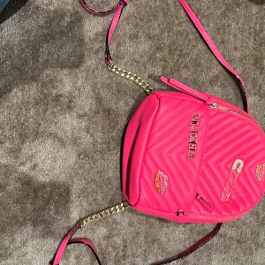 Viktoria secret väska - En söt Viktoria secret väska i färgen rosa med vackra detaljer😍😍 Nypris: 1000kr Priset kan diskuteras 