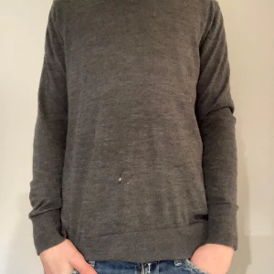 Merino ull tröja  - Schysst tröja från peak performance  100% Merino  Lite skavanker se bild annars fel fri 