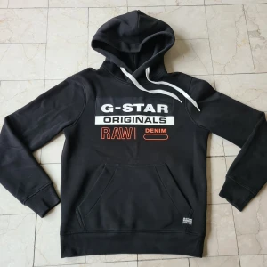 Svart G-star hoodie  - Svart G-star hoodie i mycket fint skick. 