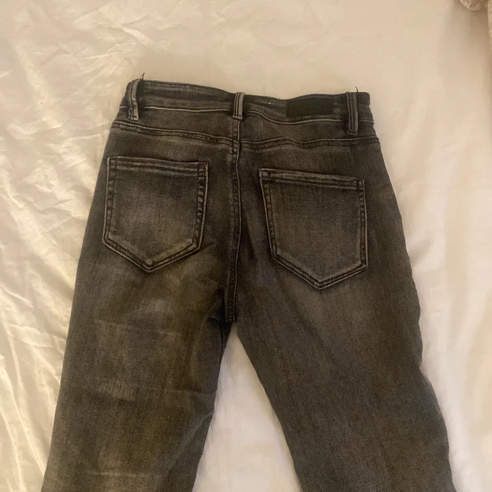 Ett par vero Moda jeans i storlek 32. Lite slitna lappar inuti och har ett ihopsytt hål på knät. Säljer för att de inte kommer till användning. Orginalpris: 499. Säljer: 200💕. Jeans & Byxor.