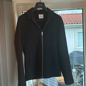 Lindebergh tröja/jacka - Säljer denna tunna jacka då den är för liten. Perfekt skick inga fläckar eller skit . Passar en typ 170-180cm lång som inte är hulken