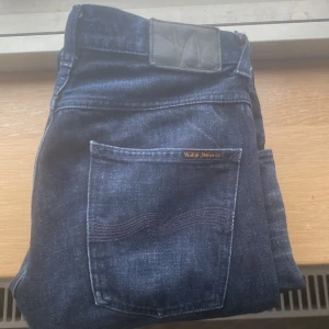 Nudie jeans - Ett par feta nudie jeans från Åhléns i stockholm. Små tecken på användning. Dem sitter slim. Nypris: cirka 2000. Mitt pris: 400. Bara att höra av dig för fler bilder eller frågor och funderingar. Mvh Hugo 