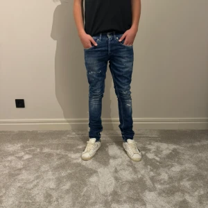 Dondup George jeans - Ett par dondup George jeans säljes . Nypris är runt 3000kr. Mitt pris är 1000kr. Storlek: 29. Super skick . Kontakta vid fler frågor!