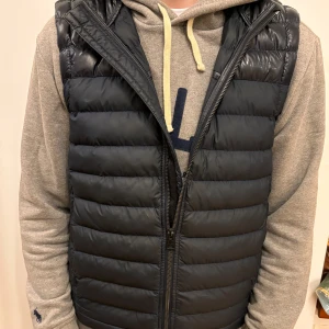 J.Lindeberg Väst - Fet väst från J.Lindeberg som är unik och perfekt för hösten men går också att lagra med under vintern. Bra skick. Skriv ifall du vill ha fler bilder eller frågor!