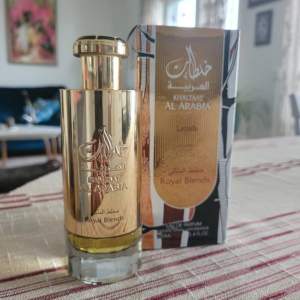 Lattafa Khaltatt Al Arabia Royal Blends Eau de Parfum 100ml. Oanvänd, 100 % äkta Lattafa med holografisk logga. Unisex. Högt betyg på Fragrantica.com