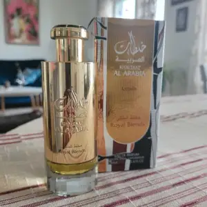 Lattafa Khaltatt Al Arabia Royal Blends Eau de Parfum 100ml. Oanvänd, 100 % äkta Lattafa med holografisk logga. Unisex. Högt betyg på Fragrantica.com