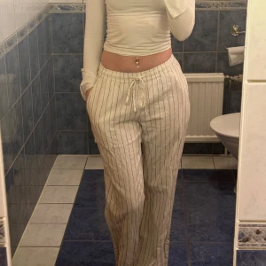 Linnebyxor - Mila White Stripe - Använda kanske 2-3 gånger, kände mest att dom inte passade just mig. Köpt för 599kr