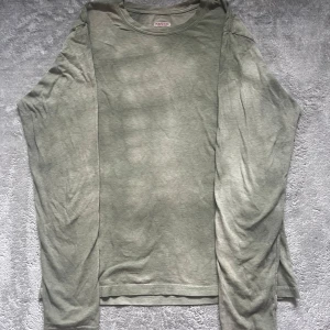 KAPITAL TYE DYE LONGSLEEVE - Tie dye KAPITAL longsleeve🙂‍↕️. Tröjan är i bra skick och har en mjuk och bekväm känsla då den är gjord i hempa! Rare piece som jag aldrig sett förut riktig snygg men får ej användning utav den. Skriv vid frågor eller intresse🙂