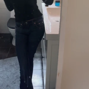 Low waist boot cut jeans  - mörkblåa low waist bootcut jeans, passar perfekt nu till hösten 🍂🍁