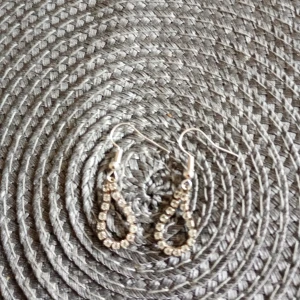 Örhängen med hänge kristaller - Fina örhängen med hänge av kristaller silverfärgade.