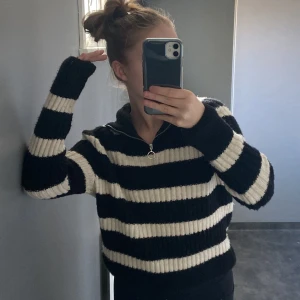 Randig tröja - Säljer då den inte använda längre💗 Använd en del men den är i väldigt fint skick, skönt material💗
