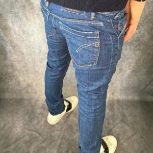 Dondup jeans  - // Dondup George jeans | storlek w30 | Benlängd: 107cm, midjemått: 36cm | Nypris runt 4000 | Kontakta för fler frågor eller funderingar // Deluxecloset 