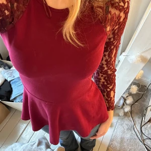 Vinröd blus ❤️💜  - Jättefin vinröd blus i jättebra skick! Köpt här på Plick för ett tag sedan men har bara provat den och aldrig använt den! Säljer då den inte kommit till användning❤️ storlek S men skulle säga att den passar både XS och S. Ärmarna är i jättefin spets❤️ Skriv om du har frågor 🥰💞