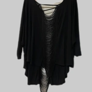 Topshop partytopp med fransar  - Fransar i urringning både fram och bak. Gjord i mjuk bomull. 