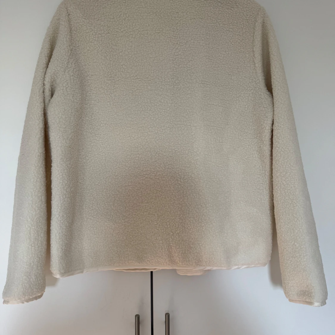 Beige teddyjacka med knappar - 90