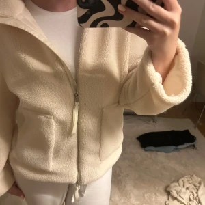 Teddy jacka - Säljer denna sååå snygga Teddy jackan då jag köpt en annan istället. Den liknar den från HM men är köpt på en annan sida som jag inte vet namnet på då det inte står något i jackan. 🩷