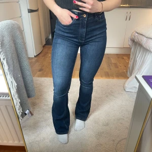 Mörkblå bootcutjeans - Använder de inte längre. I mycket bra skick!!