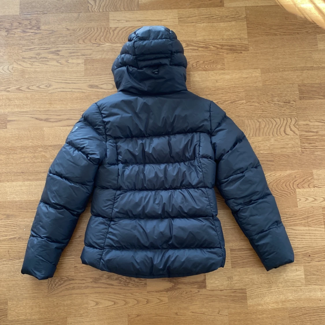 Marinblå dunjacka från Helly Hansen - 90