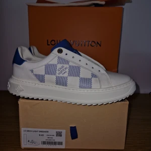 Louis Vuitton Skor *NYSKICK!* - Nästan helt nya Louis Vuitton skor som endast varit testade två gånger. Storlek 43 men liten i storleken så normalt passar skorna någon med storlek 42 (26.5cm).   Skinn skor, box, dustbag, snören medföljer. Mycket fina skor utan skavanker!