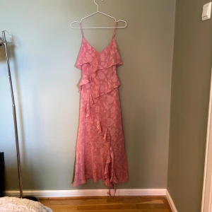 Klänning  - Så otroligt fin slutsåld klänning från zara i jättebra skick, endast använd två gånger 💗