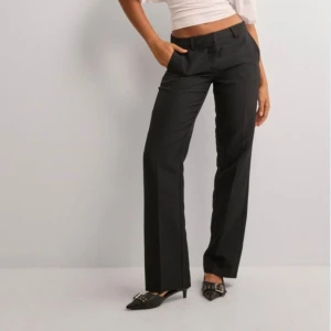 Kostymbyxor  - Fina byxor som tyvärr inte passade mig. Ny pris 499, mitt pris går att diskutera vid snabb affär💕