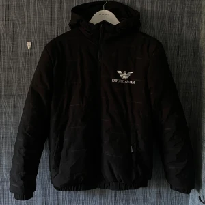Emporio Armani Jacka - Säljer nu denna feta EA Jacka || perfekt nu inför höst och vintervädret || skick 8/10 || hör av dig vid frågor eller funderingar || mvh ||