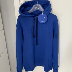 Jacob Cohen hoodie - Tjena! Säljer nu denna nya Jacob cohen hoodien! Hoodien är i storlek L, fits M! Hoodien är helt sprillans ny med tags kvar på! (Oanvänd) nypris:5499kr! Vårat pris:2499kr! Skriv vid frågor eller bilder! Snabbaffär=bättre pris!