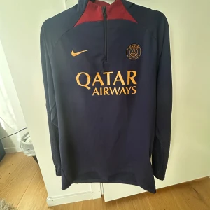 PSG Tröja - Säljer nu min Nike PSG tröja då den inte används längre. helt oanvänd så perfekt skick.