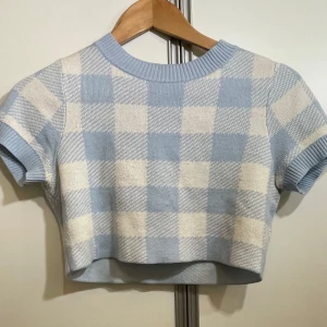 Croppad rutig tröja - Super gullig croppad tröja. Lite nopprig här och där men inga skavanker annars. 