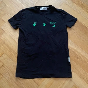 Off-White tisha - Asfet off-white tisha! Storlek S o passar som den ska. För mer funderingar skriv gärna!!