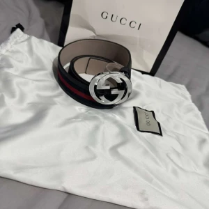 Gucci bälte - Säljer mitt Gucci bälte då jag bytt stil. Skicket är 10/10 du får med alla tillbehör på bild. 