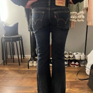 Lågmidjade Levis jeans  - Säljer ett par skiiit snygga Levi's jeans i mörkblå denim. 💙De är  bootcut  och är lågmidjade. 