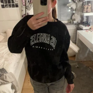Skön svart losangeles tjocktröja  - En fin svart nästan oanvänd tjocktröja med trycket los angeles, inte smutsig men mycket damm osv fastnar i tyget.