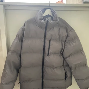 Grå vinterjacka - Säljer en grå vattenavvisande vinterjacka från H&M i storlek L