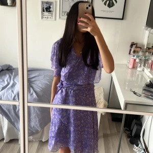 Sommar klänning - Assnygg blommig omlott sommarklänning från bik bok!! Perfekt till midsommar💕💕 