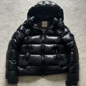 Moncler maya (Navy) - Säljer nu min gamla vinterjacka till ett dunder pris då den inte används längre.  Storlek 2 (passar s-m) Cond: 6/10  