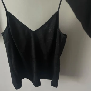 Festtopp - Superfin svart festtopp från H&m, enbart använd en gång. Tror den är i storlek S